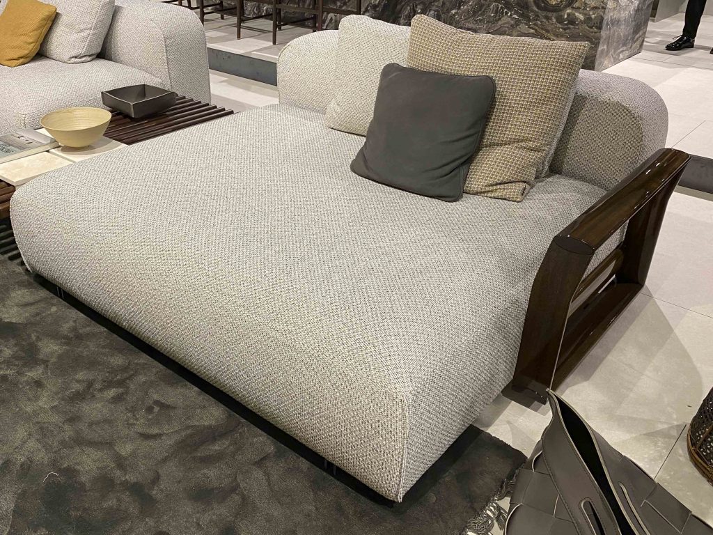 Double lounge chair with wooden armrest