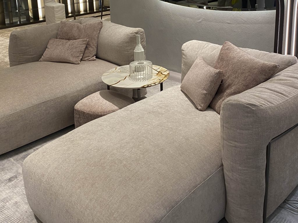 Double lounge chair with side table in the middle